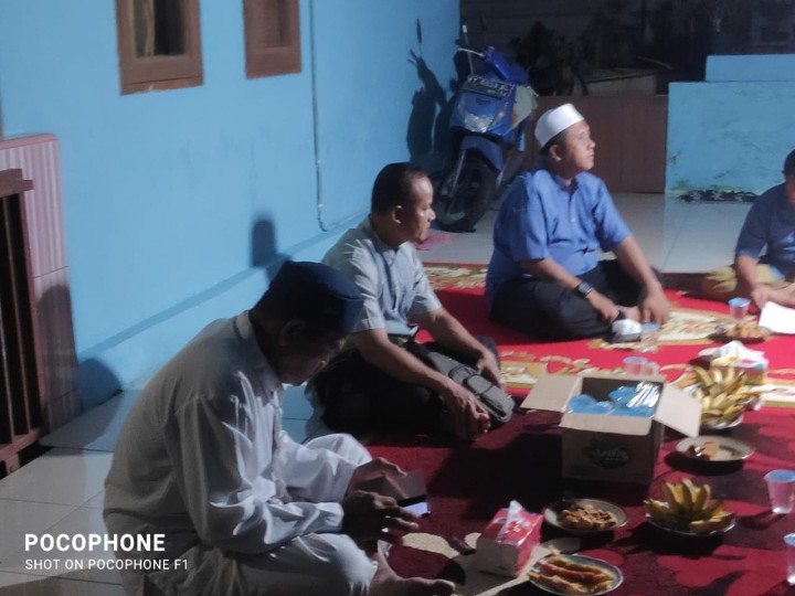 Rapat kordinasi permasalah PTSL  bersama   pak lurah Sindang sari ketua PTSL dan RT setempat.