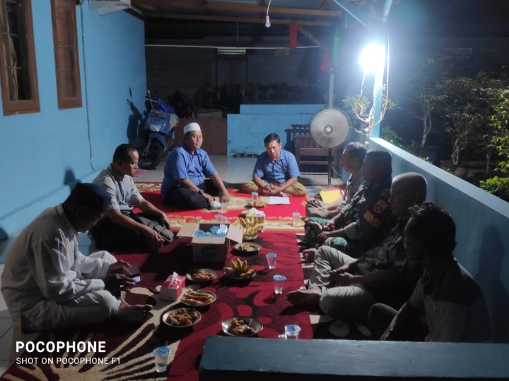 Rapat kordinasi permasalah PTSL  bersama   pak lurah Sindang sari ketua PTSL dan RT setempat.
