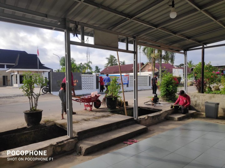 Gotong Royong lingkungan sekitar kantor kelurahan di ikuti seluruh pegawai kelurahan.
