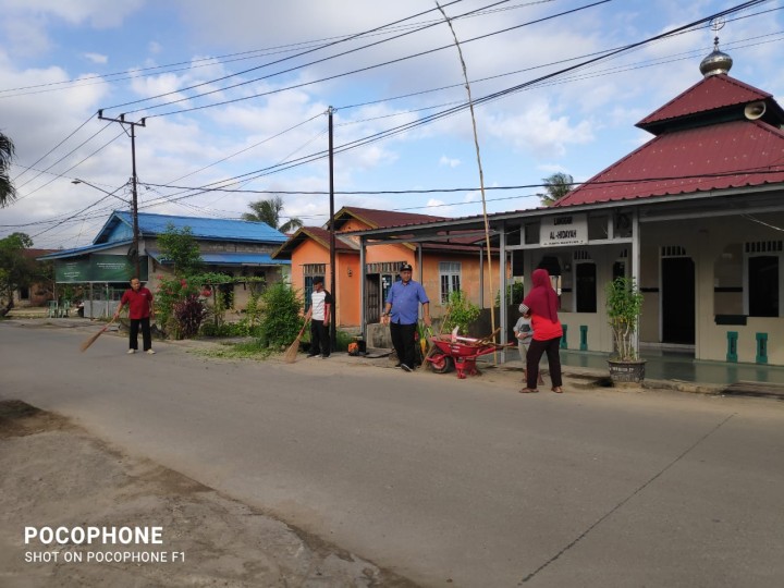 Gotong Royong lingkungan sekitar kantor kelurahan di ikuti seluruh pegawai kelurahan.