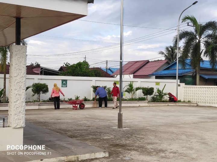 Gotong Royong lingkungan sekitar kantor kelurahan di ikuti seluruh pegawai kelurahan.