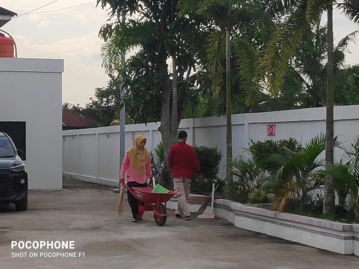 Gotong Royong lingkungan sekitar kantor kelurahan di ikuti seluruh pegawai kelurahan.