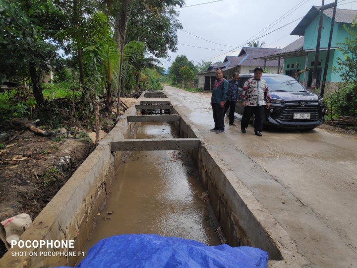 Monitoring drainase di wilayah RT 02 kelurahan Sindang sari