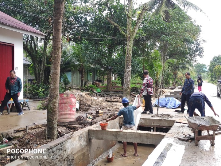 Monitoring drainase di wilayah RT 02 kelurahan Sindang sari