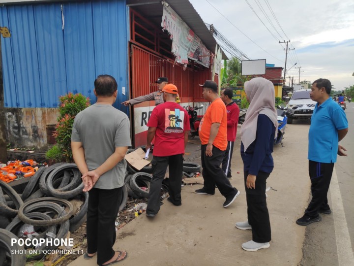 Gotong Royong jum'at bersih di membersihkan sampah dan Gulma sekitaran pinggir jalan poros