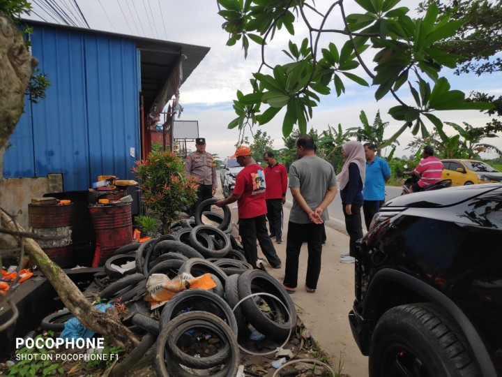 Gotong Royong jum'at bersih di membersihkan sampah dan Gulma sekitaran pinggir jalan poros