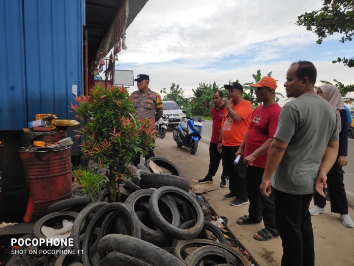 Gotong Royong jum'at bersih di membersihkan sampah dan Gulma sekitaran pinggir jalan poros