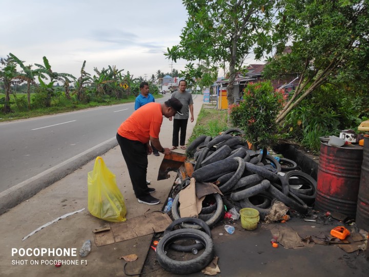 Gotong Royong jum'at bersih di membersihkan sampah dan Gulma sekitaran pinggir jalan poros
