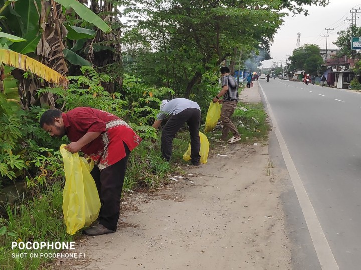 Gotong Royong jum'at bersih di membersihkan sampah dan Gulma sekitaran pinggir jalan poros