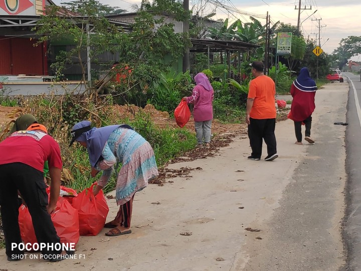 Gotong Royong jum'at bersih di membersihkan sampah dan Gulma sekitaran pinggir jalan poros