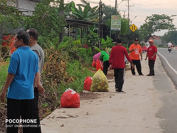 Gotong Royong jum'at bersih di membersihkan sampah dan Gulma sekitaran pinggir jalan poros