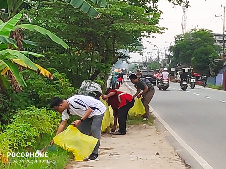 Gotong Royong jum'at bersih di membersihkan sampah dan Gulma sekitaran pinggir jalan poros