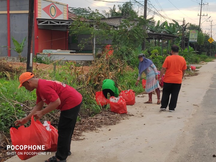 Gotong Royong jum'at bersih di membersihkan sampah dan Gulma sekitaran pinggir jalan poros