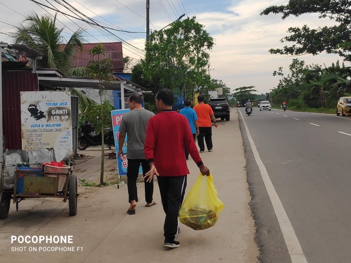 Gotong Royong jum'at bersih di membersihkan sampah dan Gulma sekitaran pinggir jalan poros