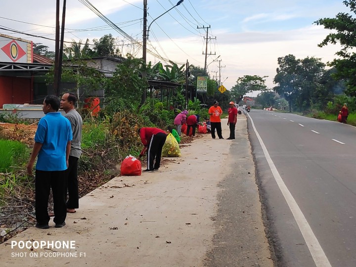 Gotong Royong jum'at bersih di membersihkan sampah dan Gulma sekitaran pinggir jalan poros