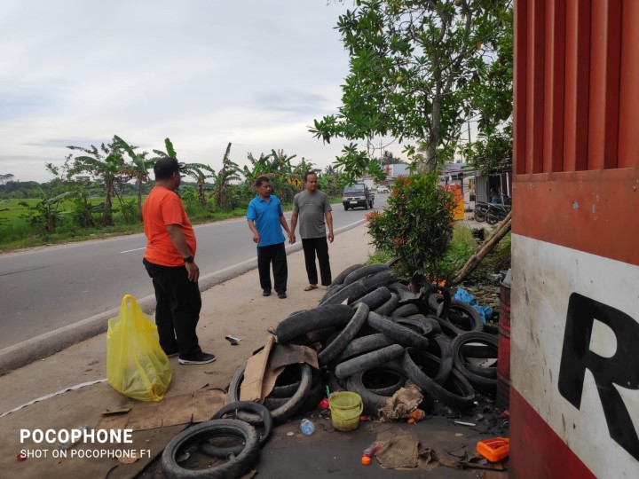 Gotong Royong jum'at bersih di membersihkan sampah dan Gulma sekitaran pinggir jalan poros