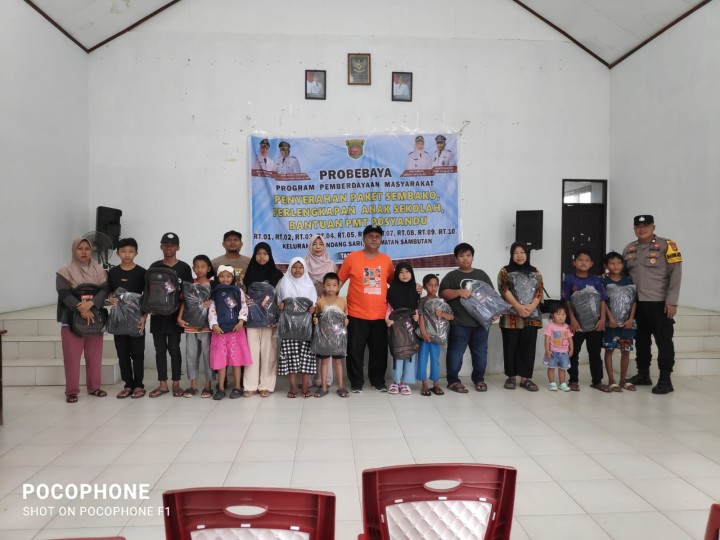 Kegiatan PROBEBAYA di Bidang Pemberdayaan pembagian peralatan sekolah