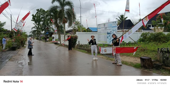 Pemasangan Umbul-umbul oleh Mahasiswa Universitas Mulawarman.
