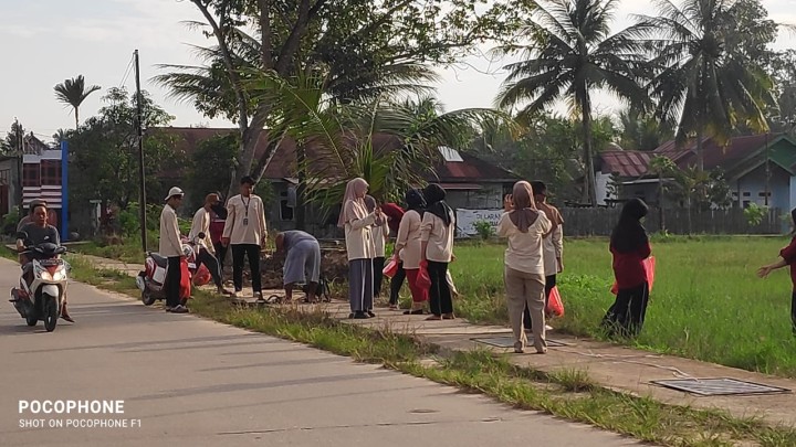 Gotong Royong Serentak RT se Kelurahan Sindang Sari. Jalan Karya Bakti
