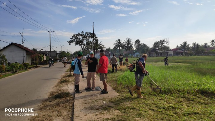 Gotong Royong Serentak RT se Kelurahan Sindang Sari. Jalan Karya Bakti