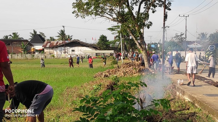 Gotong Royong Serentak RT se Kelurahan Sindang Sari. Jalan Karya Bakti