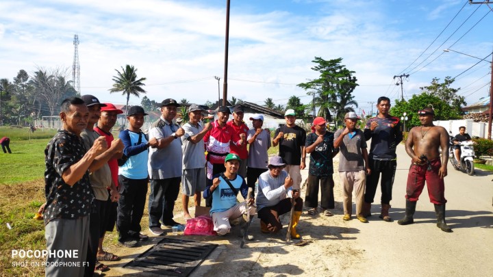 Gotong Royong Serentak RT se Kelurahan Sindang Sari. Jalan Karya Bakti