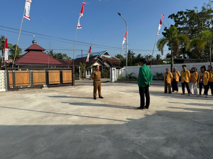 Rutinitas apel pagi di pemerintahan Kelurahan Sindang Sari.