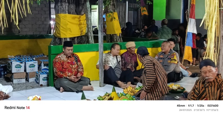 Menghadiri Undangan Kegiatan Syukuran sedekah bumi di RT.08 Kelurahan Sindang sari.