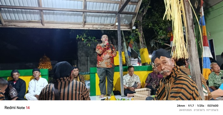 Menghadiri Undangan Kegiatan Syukuran sedekah bumi di RT.08 Kelurahan Sindang sari.