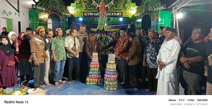 Menghadiri Undangan Kegiatan Syukuran sedekah bumi di RT.08 Kelurahan Sindang sari.