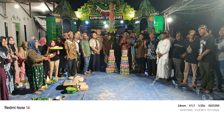 Menghadiri Undangan Kegiatan Syukuran sedekah bumi di RT.08 Kelurahan Sindang sari.