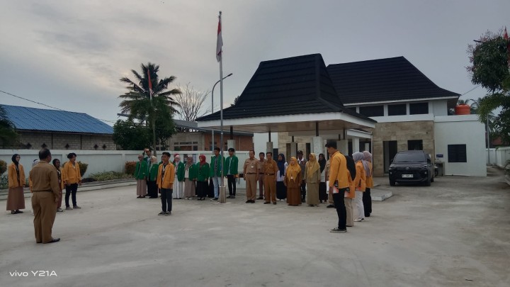 Rutinitas Apel Pagi di Pemerintahan Kelurahan Sindang Sari. Di Pimpin Oleh Lurah Sindang Sari Bapak Ferry Yulian,SE.,MM. di ikuti pejabat sruktural ASN,PPPK dan Non ASN serta Mahasiswa KKN Universitas Mulawarman,UINSI Samarinda.