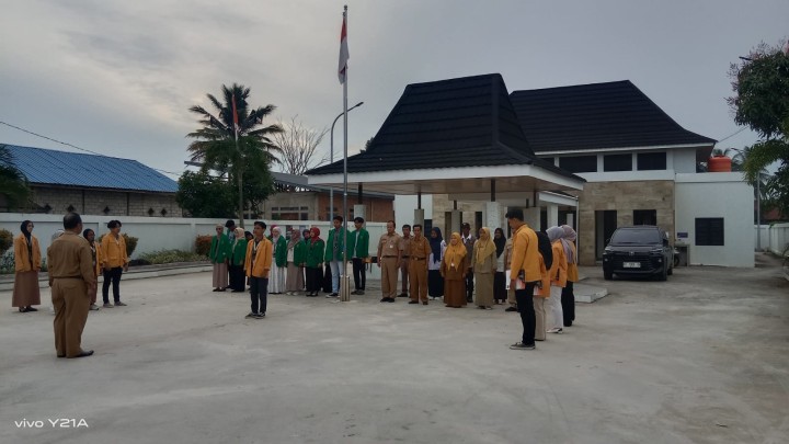 Rutinitas Apel Pagi di Pemerintahan Kelurahan Sindang Sari. Di Pimpin Oleh Lurah Sindang Sari Bapak Ferry Yulian,SE.,MM. di ikuti pejabat sruktural ASN,PPPK dan Non ASN serta Mahasiswa KKN Universitas Mulawarman,UINSI Samarinda.