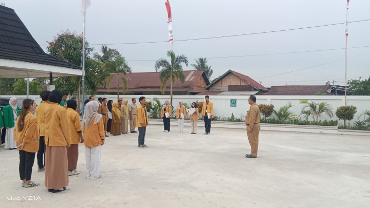 Rutinitas Apel Pagi di Pemerintahan Kelurahan Sindang Sari. Di Pimpin Oleh Lurah Sindang Sari Bapak Ferry Yulian,SE.,MM. di ikuti pejabat sruktural ASN,PPPK dan Non ASN serta Mahasiswa KKN Universitas Mulawarman,UINSI Samarinda.