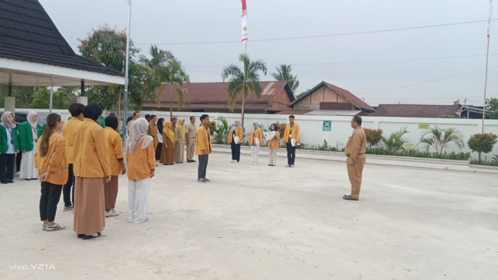 Rutinitas Apel Pagi di Pemerintahan Kelurahan Sindang Sari. Di Pimpin Oleh Lurah Sindang Sari Bapak Ferry Yulian,SE.,MM. di ikuti pejabat sruktural ASN,PPPK dan Non ASN serta Mahasiswa KKN Universitas Mulawarman,UINSI Samarinda.