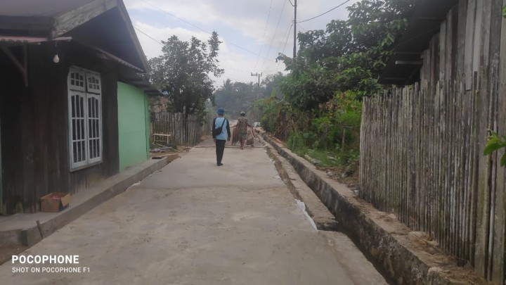 Monitoring kegiatan semenisasi, drenase, pelebaran jalan di wilayah RT 04 RT 05 dan RT 07