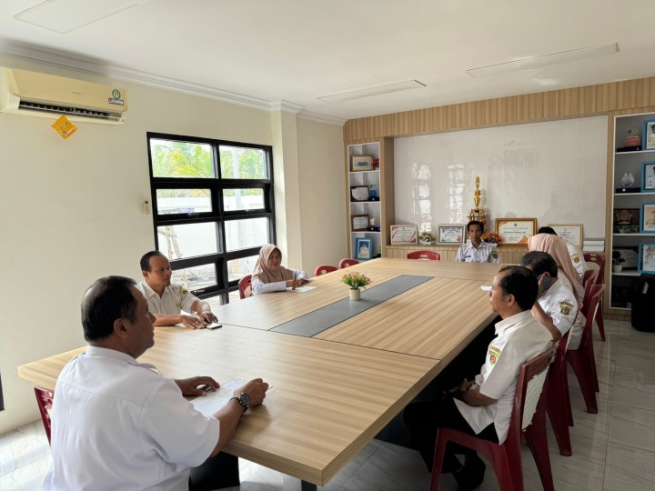 Rapat Internal Pegawai Kelurahan Sindang Sari.