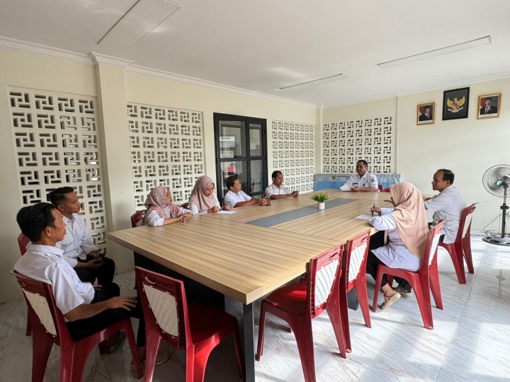 Rapat Internal Pegawai Kelurahan Sindang Sari.