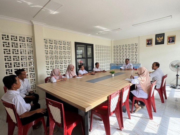 Rapat Internal Pegawai Kelurahan Sindang Sari.