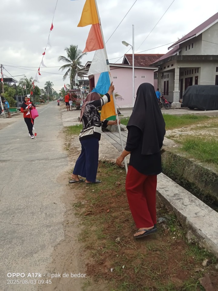 Kegiatan Gotong Royong warga RT.2,3,4,5,6, dan RT.10 Sindang Sari. Membersihkan parit parit,lingkungan jalan dan pemasangan umbul-umbul dalam rangka kemeriahan HUT RI ke 80.