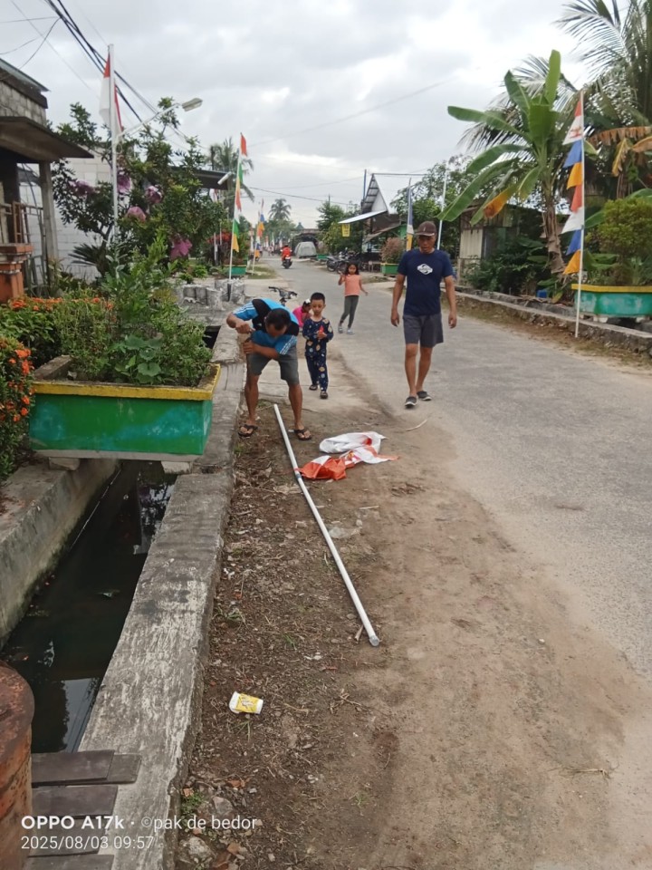 Kegiatan Gotong Royong warga RT.2,3,4,5,6, dan RT.10 Sindang Sari. Membersihkan parit parit,lingkungan jalan dan pemasangan umbul-umbul dalam rangka kemeriahan HUT RI ke 80.