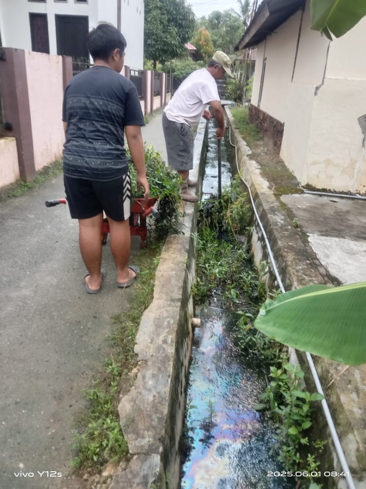 Kegiatan Gotong Royong warga RT.2,3,4,5,6, dan RT.10 Sindang Sari. Membersihkan parit parit,lingkungan jalan dan pemasangan umbul-umbul dalam rangka kemeriahan HUT RI ke 80.
