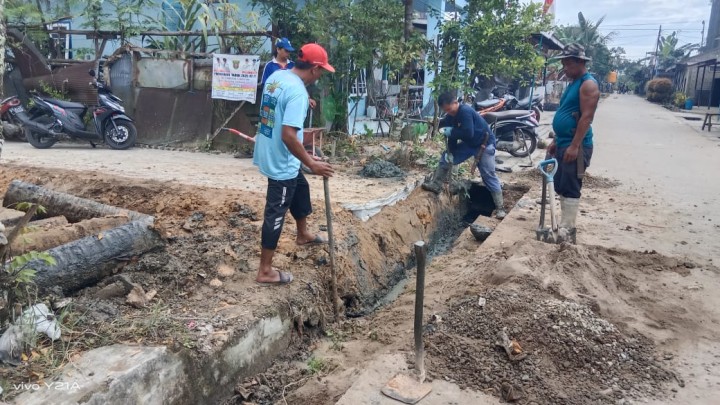 Kegiatan Gotong Royong warga RT.2,3,4,5,6, dan RT.10 Sindang Sari. Membersihkan parit parit,lingkungan jalan dan pemasangan umbul-umbul dalam rangka kemeriahan HUT RI ke 80.