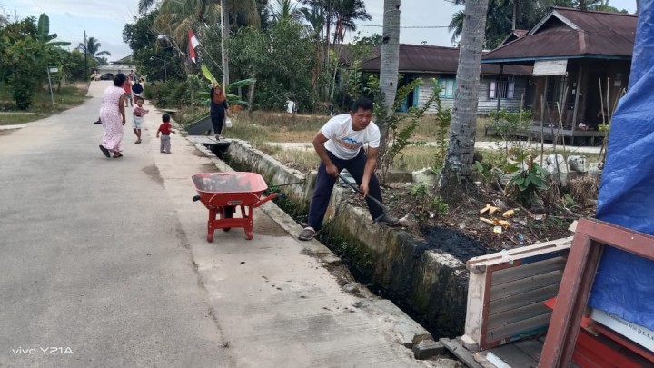 Kegiatan Gotong Royong warga RT.2,3,4,5,6, dan RT.10 Sindang Sari. Membersihkan parit parit,lingkungan jalan dan pemasangan umbul-umbul dalam rangka kemeriahan HUT RI ke 80.