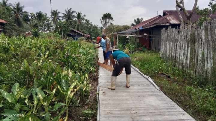 Kegiatan Gotong Royong warga RT.2,3,4,5,6, dan RT.10 Sindang Sari. Membersihkan parit parit,lingkungan jalan dan pemasangan umbul-umbul dalam rangka kemeriahan HUT RI ke 80.