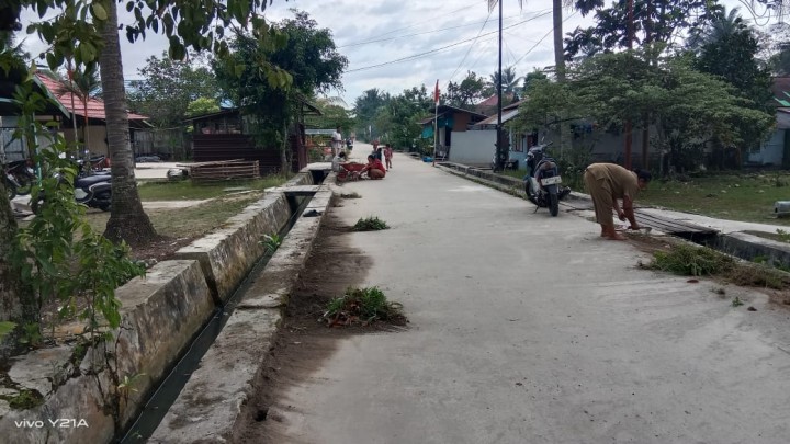 Kegiatan Gotong Royong warga RT.2,3,4,5,6, dan RT.10 Sindang Sari. Membersihkan parit parit,lingkungan jalan dan pemasangan umbul-umbul dalam rangka kemeriahan HUT RI ke 80.