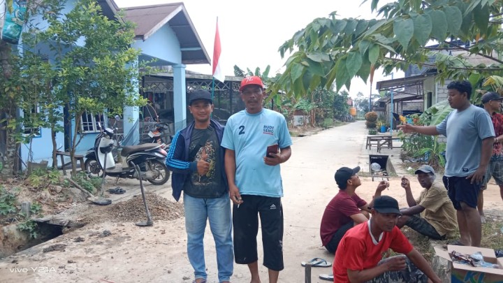 Kegiatan Gotong Royong warga RT.2,3,4,5,6, dan RT.10 Sindang Sari. Membersihkan parit parit,lingkungan jalan dan pemasangan umbul-umbul dalam rangka kemeriahan HUT RI ke 80.