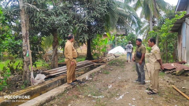 Monitoring kegiatan pemasangan begisting cor di jln taruna bakti RT 6 di laksanakan semenisasi jalan oleh PUPR di wilayah RT 06 sindang sari.