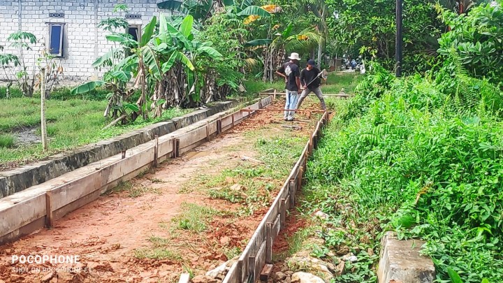 Monitoring kegiatan pemasangan begisting cor di jln taruna bakti RT 6 di laksanakan semenisasi jalan oleh PUPR di wilayah RT 06 sindang sari.