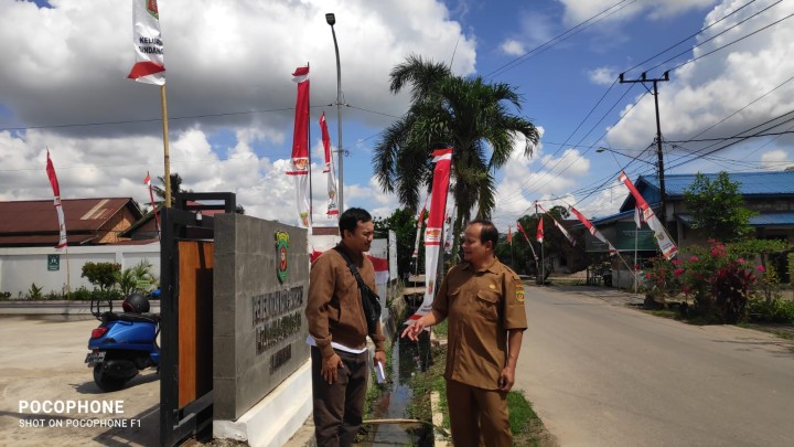 Peninjauan dari dinas PUR untuk perbaikan pondasi di pinggir parit kantor Sindang sari.